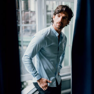 John Leopard Camisa Cuello Mao Manga Larga Azul Cielo Logo Blanco